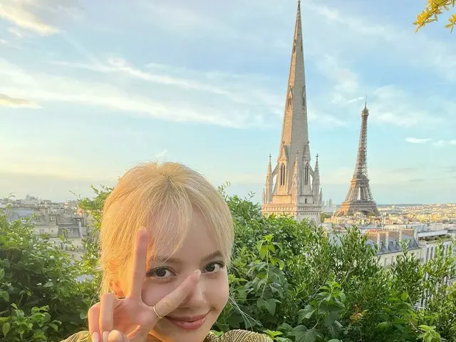 「BLACKPINK」リサ、ゴールドのジャケットを着てエッフェル塔をバックにピース