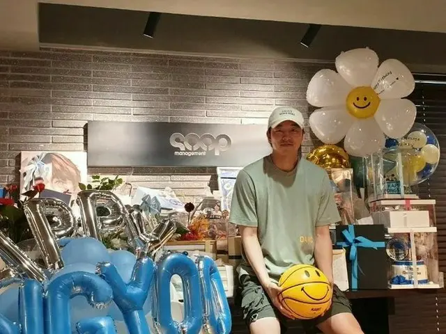 俳優コン・ユ、誕生日を迎えてプレゼントと共に認証ショット…ラフなスタイルも素敵