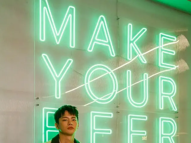 ソ・イングク、ビール飲んだの?…“MAKE YOUR BEER LIFE”の看板の前で