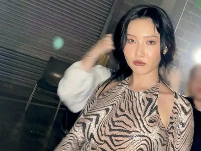 「MAMAMOO」ファサ、ロンドンでセクシーさ爆発..シマウマ柄の独特な衣装
