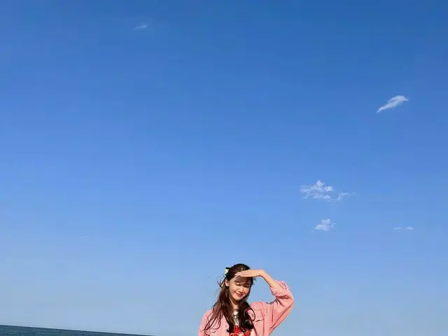 「少女時代」ユナ、ユリが撮った海辺の女神…ホットパンツで美脚公開