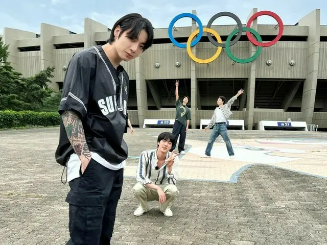 「BTS（防弾少年団）」ジン、“一人で写真撮らせて”メンバーたちのかわいい妨害