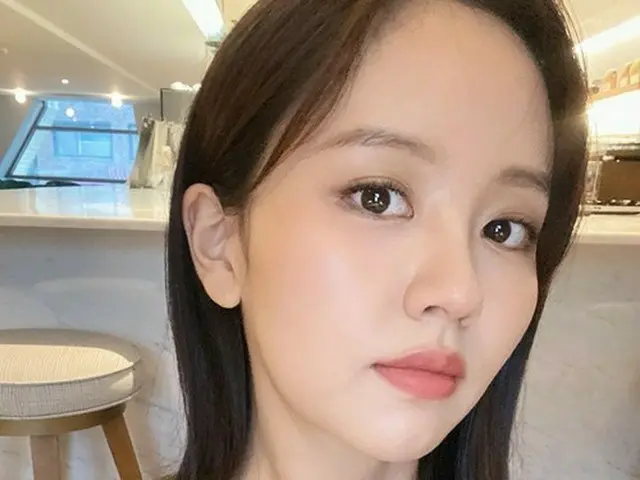 子役出身キム・ソヒョン、濃いメイクに鎖骨チラ見せ…大人っぽい美貌に驚き