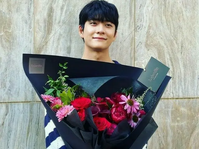 俳優カン・テオ、大きな花束を手にはにかんだほほ笑み…花束は誰にあげるの？