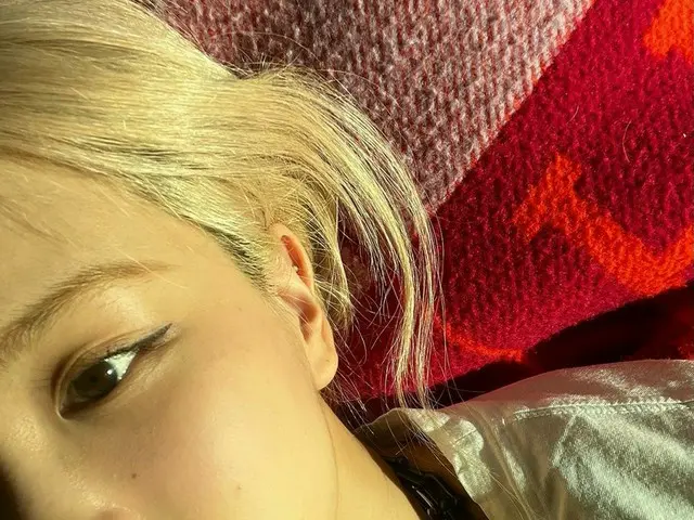 「BLACKPINK」ロゼ、白いTシャツにデニムパンツだけでも輝くビジュアル…スレンダーなスタイル