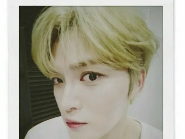 キム・ジェジュン、白い肌と金髪で幻想的なイメージアップ…大きな目で見つめられたい