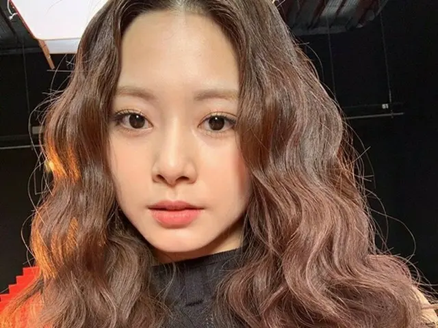 「TWICE」ツウィ、パーマヘアに変身…さらに美しさを増した美貌