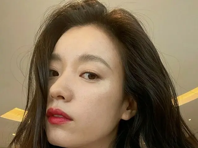 女優ハン・ヒョジュ、誰もが憧れる美貌“白シャツにレッドリップ”…致命的なセルフィー