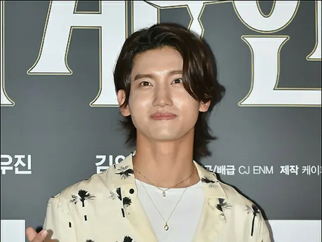 【フォト】「東方神起」チャンミン、映画「宇宙+人」のVIP試写会に出席…“恥ずかしそうな指ハートにキュン”