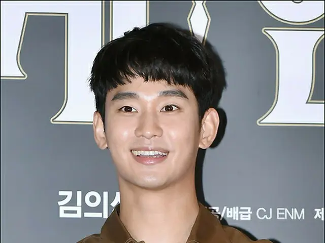 【フォト】俳優キム・スヒョン、映画「宇宙+人」のVIP試写会に出席…“器用な指ハート”