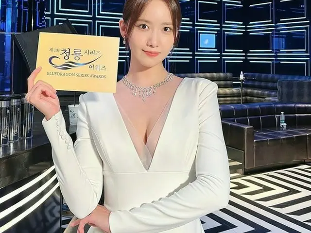 「少女時代」ユナ、グラマラスなドレス姿！ギャップ溢れる美貌