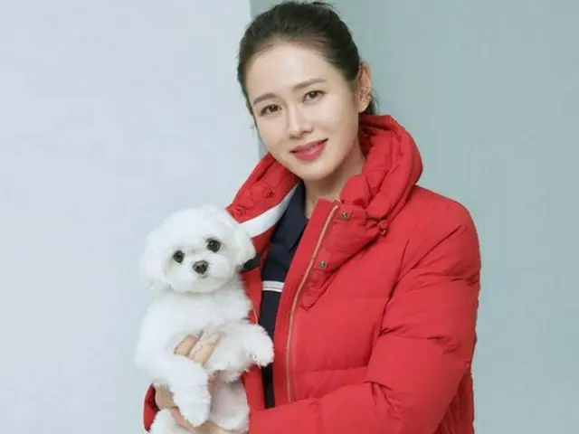 妊娠中でも仕事にまい進… 女優ソン・イェジン、ペットと広告撮影