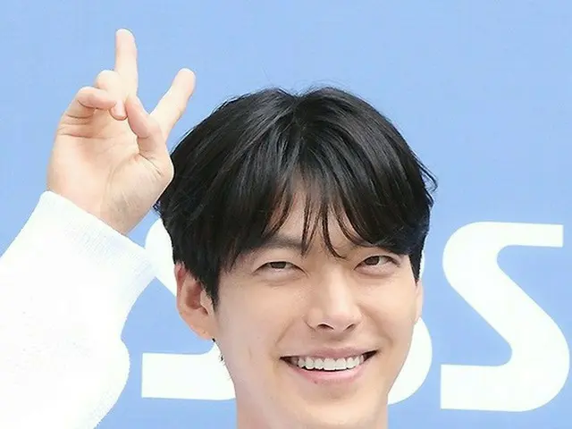 【フォト】俳優キム・ウビン、さわやかな笑顔でVサイン…ラジオ放送出演のため放送局に