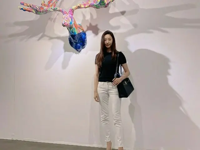 女優キム・サラン、シンプルなコーデでも抜群のスタイル…独歩的な童顔美