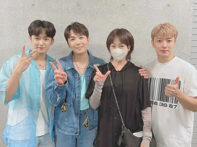 「FTISLAND」のファンミに参加した日本女優高島礼子、メンバーたちと記念撮影…イ・ホンギとドラマで共演した縁