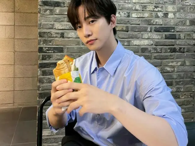 「2PM」ジュノ、サンドイッチを食べる姿も絵になる…”’エビをひと口…”