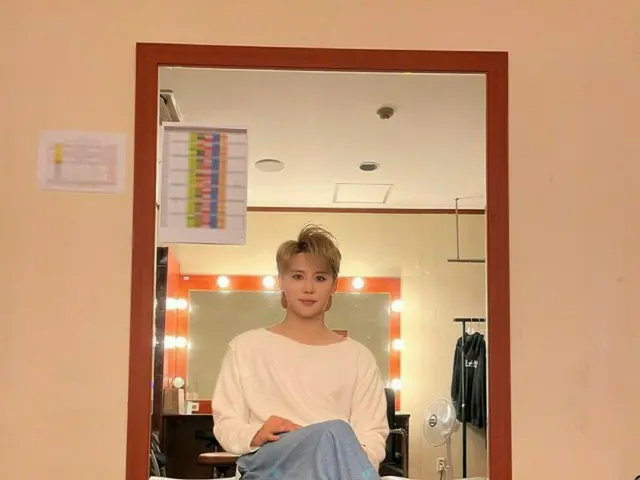 キム・ジュンス、カリスマを脱ぎ去った楽屋でのキュートな姿（動画あり）