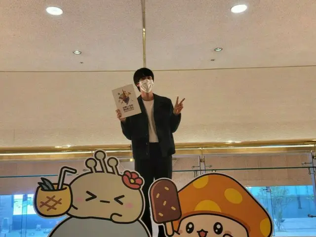 「BTS（防弾少年団）」ジン、メイプルストーリーのキャラクターパネルと記念撮影