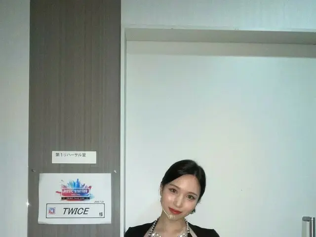 「TWICE」ミナ、「Mステ」の楽屋の前でパチリ…セクシーな衣装に視線釘付け