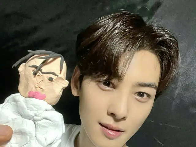 チャウヌ（ASTRO）、インドネシアのファンミで作った自分像を披露…似てますか？