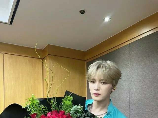 キム・ジェジュン、花より美しいビジュアル…ファンからのプレゼントに感激！
