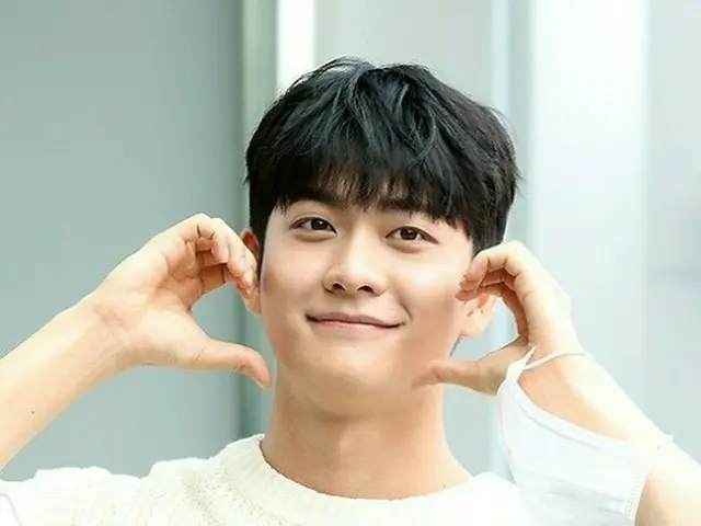 【フォト】「ウ・ヨンウ弁護士は天才肌」で話題沸騰の俳優カン・テオ、かわいいほっぺハート…ラジオ「正午の希望曲」出演