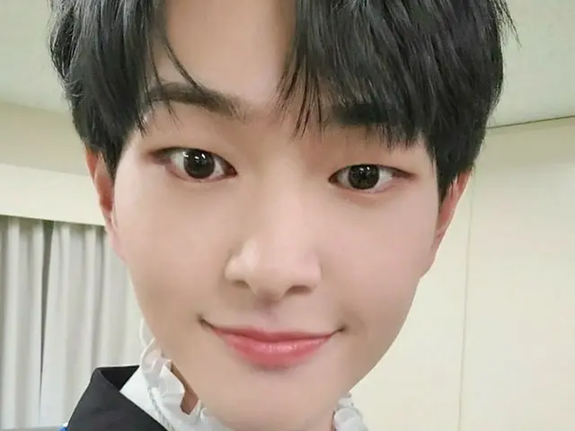 「SHINee」オンユ、ブルーの王子様衣装でピース…“パムパムパム”