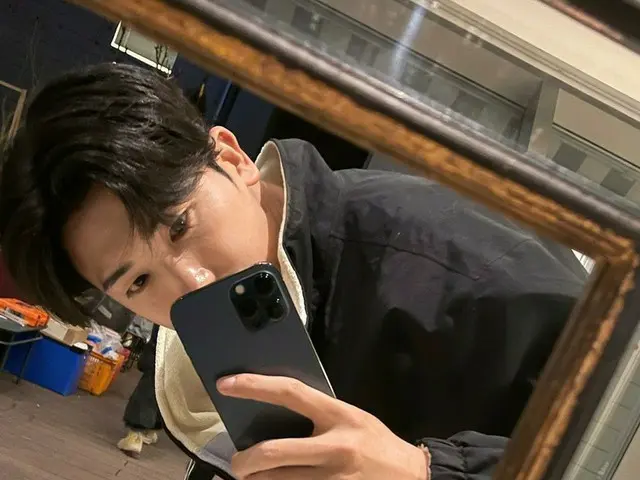 パク・ヒョンシク（ZE:A）、かがんだ姿勢でミラーセルフィー…胸キュン誘発彼氏ショット