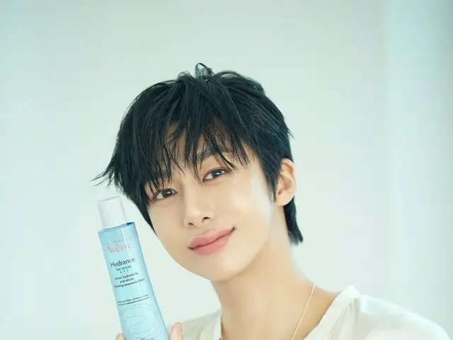 「MONSTA X」ヒョンウォン、少年と男の間…“アベンヌ”と共にさわやかなムードのグラビア公開