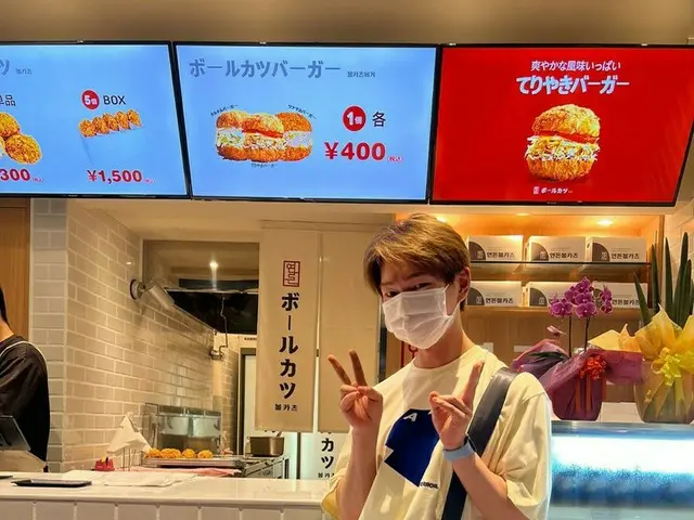 「SHINee」オンユ、新大久保のボールカツ店の前でダブルピース