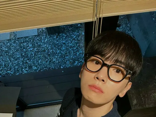 「SHINee」KEY（キー）、大学生みたいなメガネ男子…“友達を待ってるとこ”