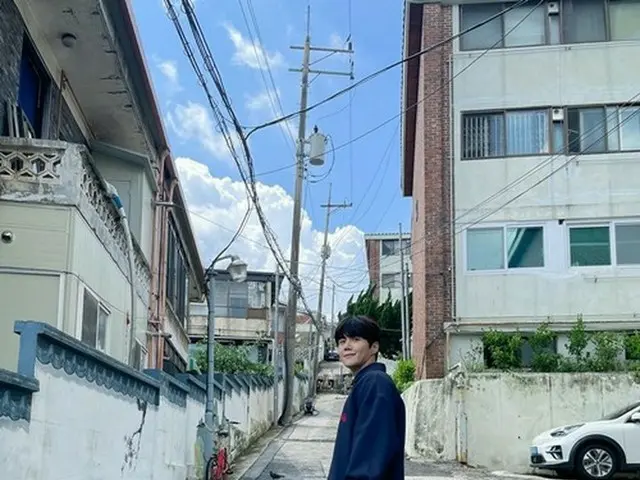 俳優キム・ソンホ、演劇舞台で復帰…さらに清涼さを増したビジュアル