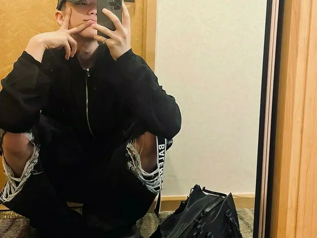 「SEVENTEEN」ホシ、かわいいピースポーズと飛行機の中での様子を公開