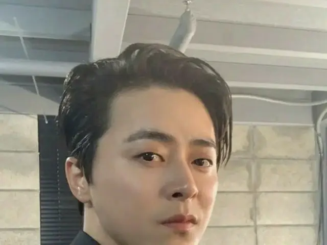 俳優チョ・ジョンソク、髪を伸ばした近況…パッと変わった雰囲気