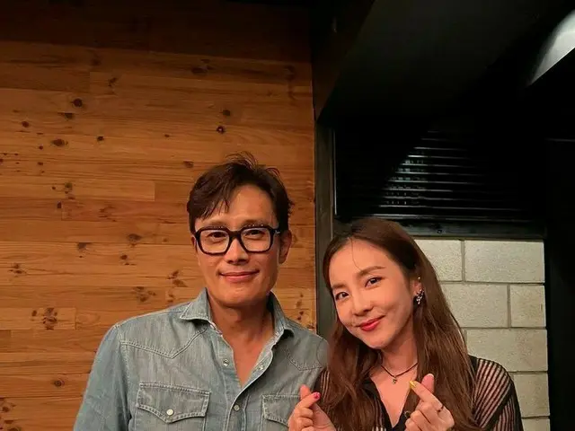 DARA（2NE1）、俳優イ・ビョンホンの隣でハニカミながら指ハート