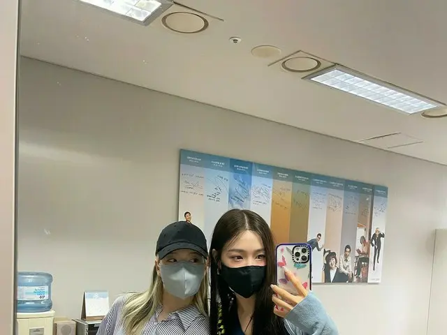 「少女時代」ティファニー＆サニー、一緒にラジオ出演認証ショット