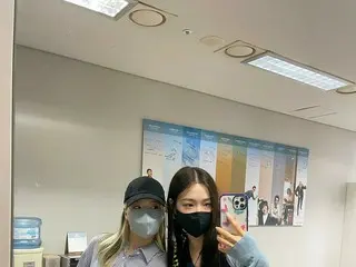 「少女時代」ティファニー＆サニー、一緒にラジオ出演認証ショット
