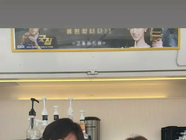 俳優チョン・イル、「少女時代」ユリと仲良く“ハート”…「ポッサム」の息子からカフェカーのプレゼントに感動