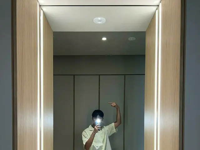 俳優パク・ソジュン、指さした先には何が?…ハーフパンツのサマーファッションで素敵な“彼氏ショット”