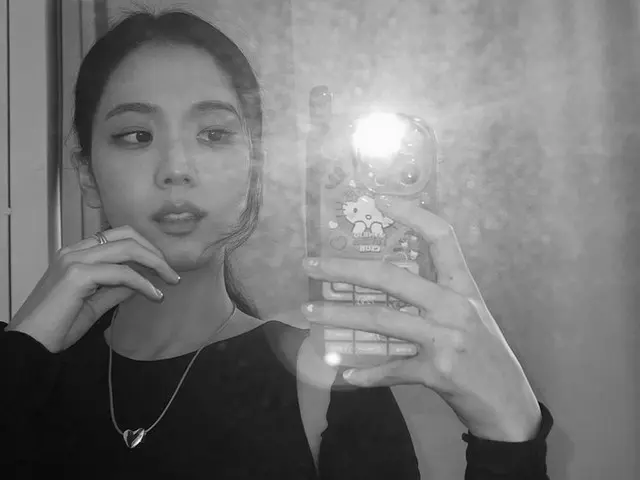 「BLACKPINK」ジス、モノクロ写真で雰囲気あふれる女神ビジュアル