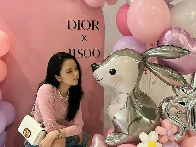 「BLACKPINK」ジス、ワールドクラスのかわいさのピンク姫…“かわいいウサギと”