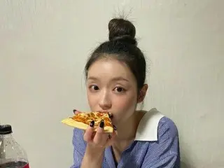「OH MY GIRL」ユア、食べている姿も愛おしい…赤くなったほっぺ