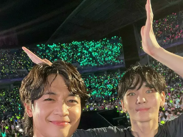 「SHINee」KEY（キー）＆ミンホ、5年ぶりの「SMTOWN LIVE」でシャウォルと一緒に記念撮影