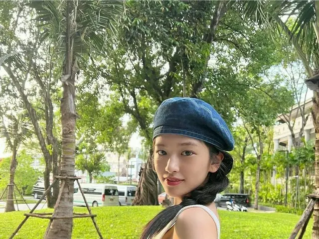 「IVE」アン・ユジン、花より輝かしい清純美貌「姉さん達が撮ってくれた写真」