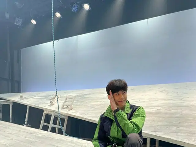 俳優キム・ソンホ、魅力的な笑顔…座っていても見事なフィジカル