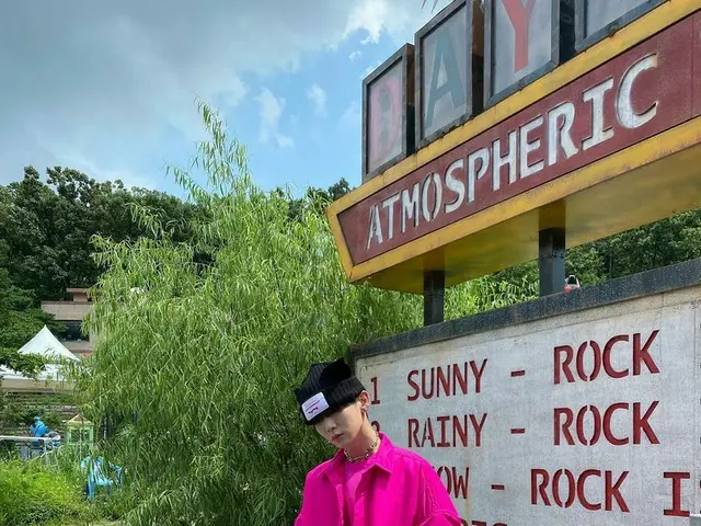 「SHINee」KEY（キー）、ニット帽を深めにかぶってグラビア撮影中…写真を見たミンホ“前見て歩けよ。ケガするぞ”
