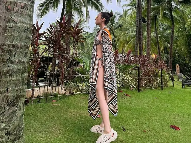 「2NE1」DARA（サンダラ・パク）、破格的な水着姿…脚の長さに視線集中！