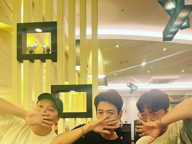 俳優チョン・ギョンホ、「賢い医師生活」の俳優キム・デミョン＆シン・ウォンホPDと再会しスリーショット公開!!