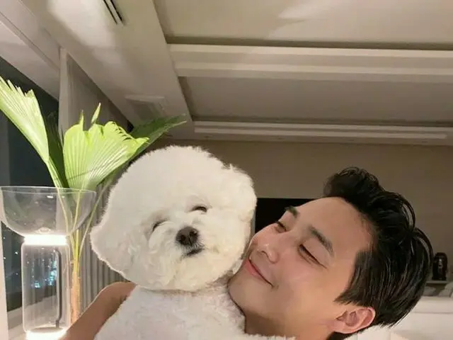 俳優パク・ソジュンが伝えた愛犬シンバの近況…「こうやって見るの、あり？」