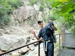 俳優キム・スヒョン、山歩きする近況を公開…涼しい渓谷でダブルピース